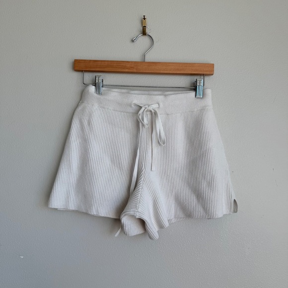 Abercrombie & Fitch Pants - Abercrombie and Fitch White‎ Ribbed Pull-On Shorts Size Small